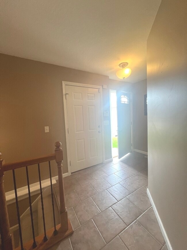 Building Photo - 909 Wartburg Dr