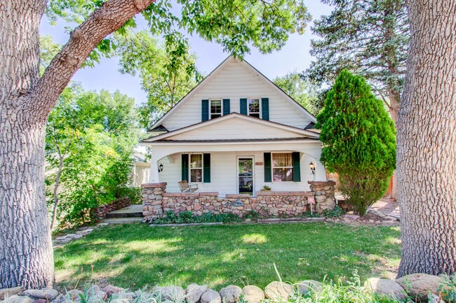 Building Photo - Charming 4BD Victorian near Downtown Color...