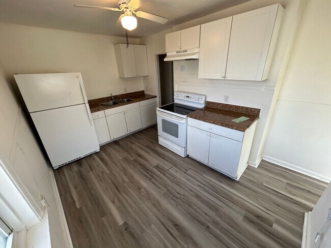Building Photo - Cozy and stylish duplex in Bradenton, your home away from home! Pet friendly
