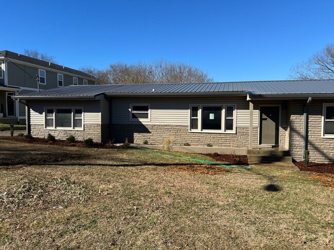 Building Photo - Remodeled Single Level 3 Bed, 2 Bath Home w/ 1 Car Garage