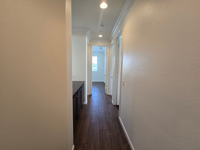 Building Photo - Spacious Woodcrest Single Story