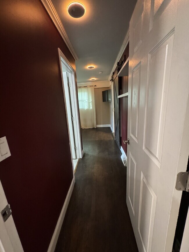 Building Photo - Updated home in Pendleton