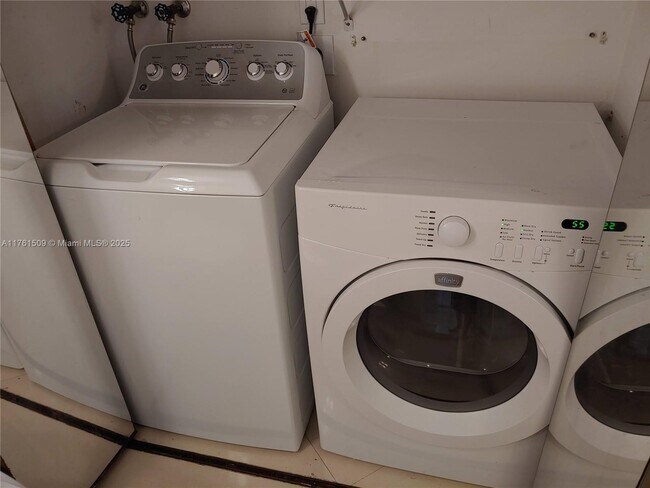 Building Photo - 19101 NE 36th Pl