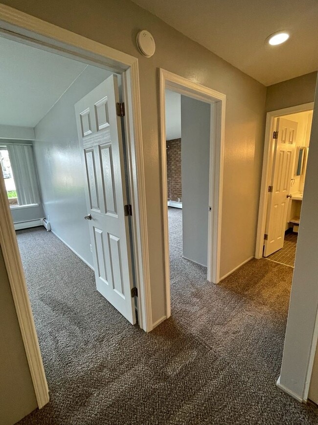 Building Photo - Two Bedroom Apartment Available for Rent!