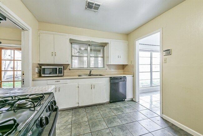 Building Photo - 4710 Wedgewood Dr