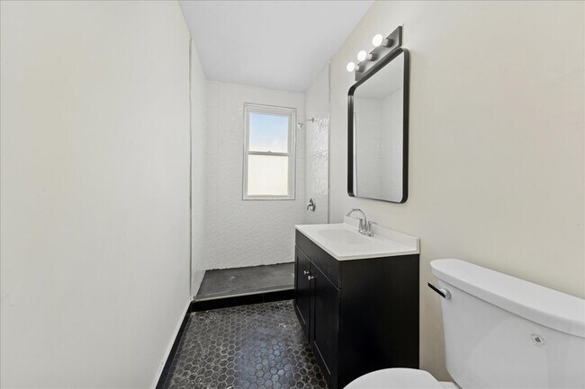 Building Photo - 2144 W Montrose Ave