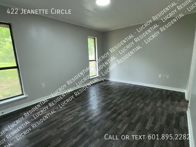 Building Photo - 422 Jeanette Cir