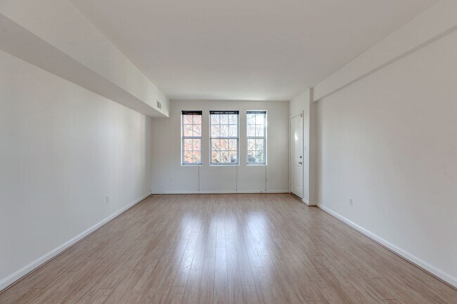 Building Photo - 1733 N Queens Ln