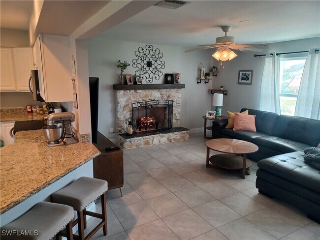 Building Photo - 893 E Valley Dr