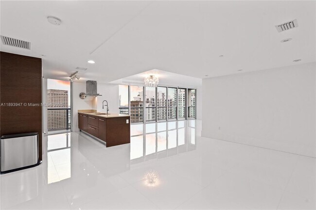 Building Photo - 495 Brickell Ave