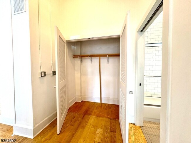 Building Photo - 988 Johnson Pl