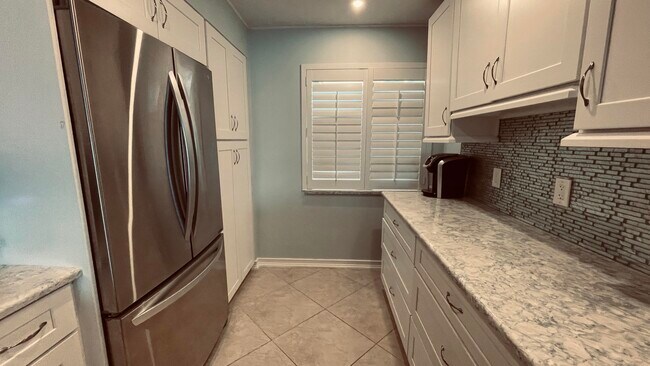 Building Photo - 6866 Huntington Ln