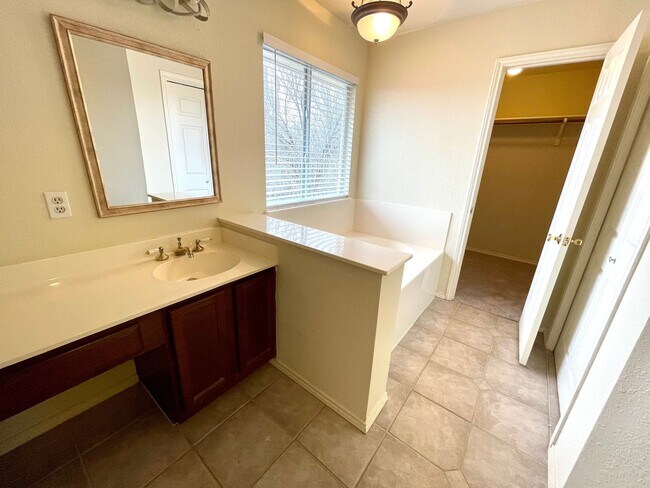 Building Photo - Lovely 3 Bedroom/2.5 Bathroom in Round Rock!