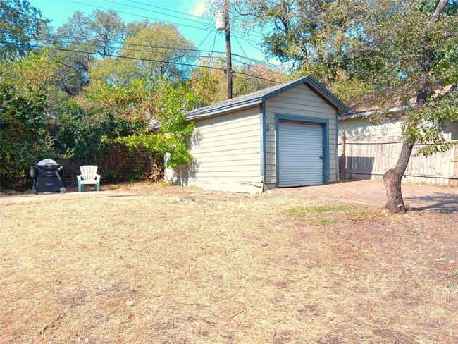 Building Photo - 2003 Montclaire St