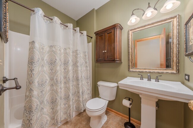 Building Photo - 1065 Red Clover Dr