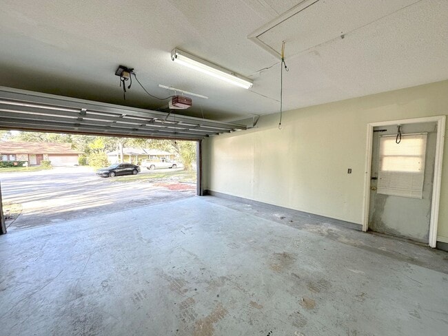 Building Photo - Charming 3-Bedroom Pool Home on a Quiet Cul-de-Sac in Rosemont