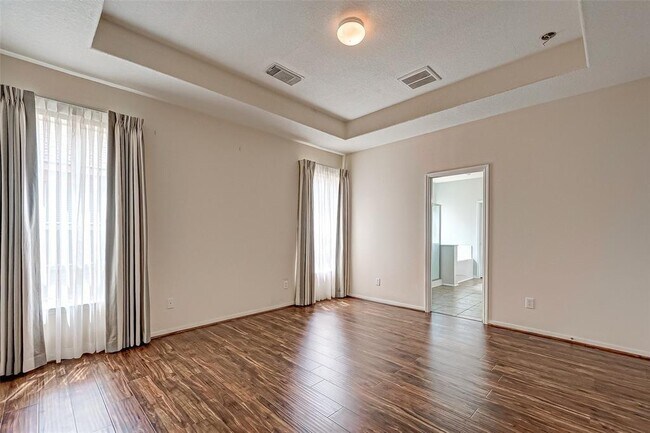 Building Photo - 15131 Live Oak Bend Way
