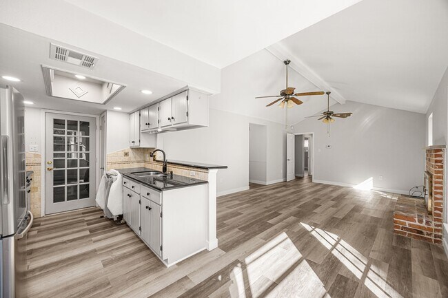 Building Photo - 19411 Long Lake Dr