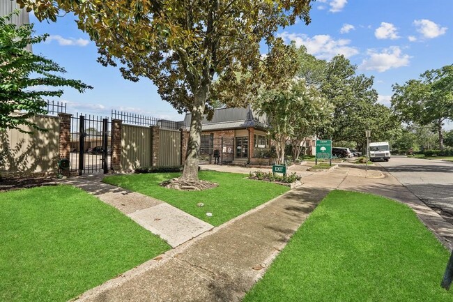 Building Photo - 2400 N Braeswood Blvd