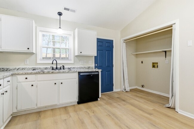 Building Photo - 2bed/1bath Duplex