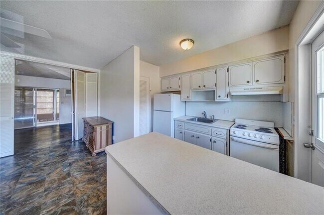Building Photo - 2115 NE 42nd Ct