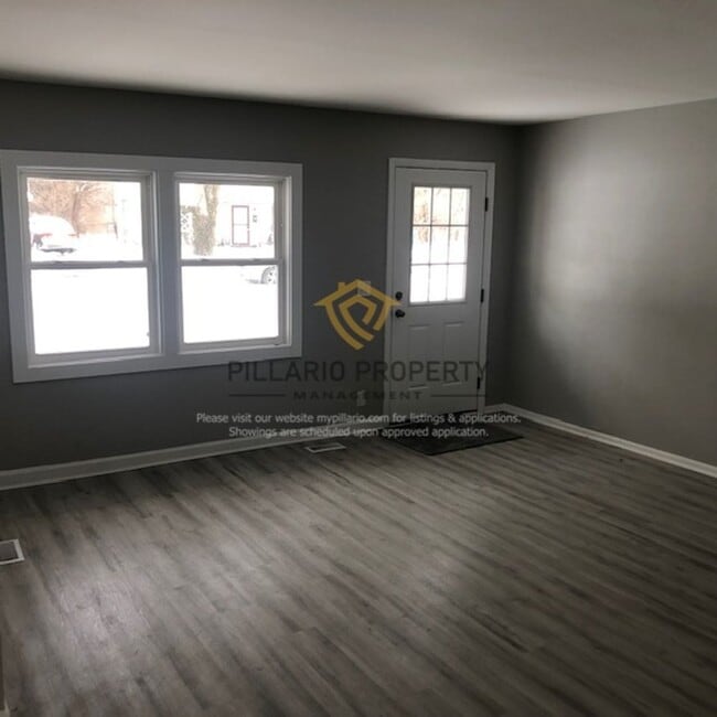 Building Photo - 4-Bedroom Home with Spacious Kitchen & Detached Garage, Available NOW!