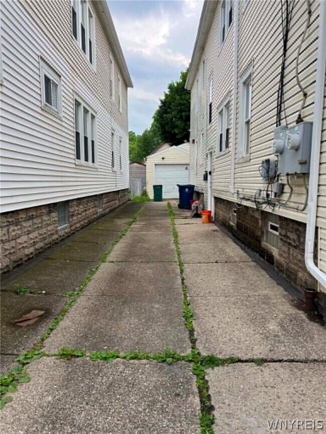 Building Photo - 422 Moselle St