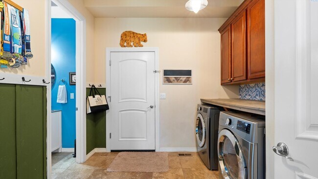Building Photo - Fully Furnished and available for the holi...