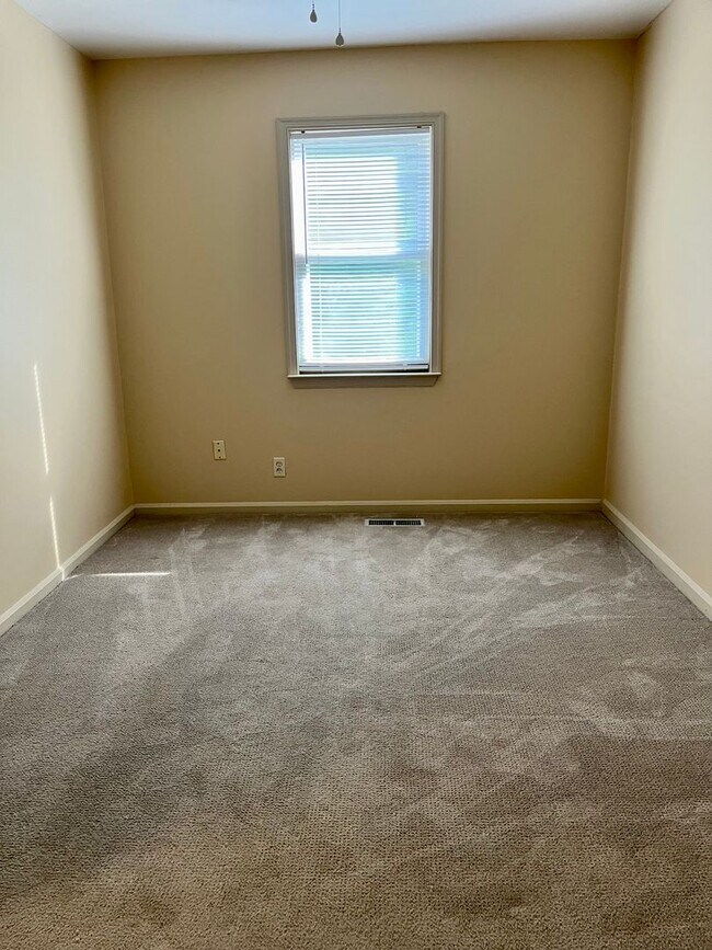 Building Photo - Charming 3-Bedroom Townhouse for Rent