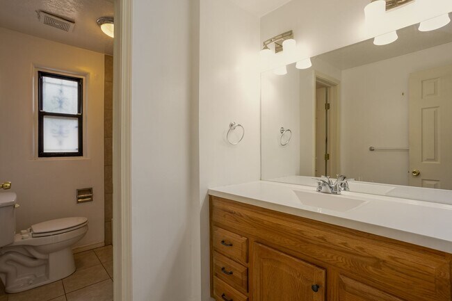 Building Photo - Centrally Located 3 Bedroom 1 Bathroom In ...