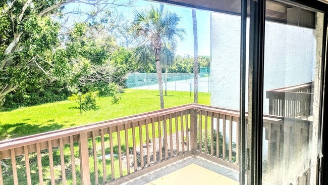 Building Photo - Annual/Seasonal turnkey furnished 2/2 end townhome in waterfront community by Siesta Key!