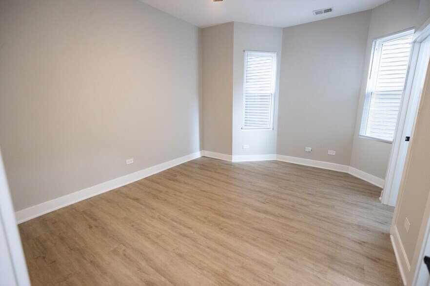 Building Photo - 2175 N Maplewood Ave