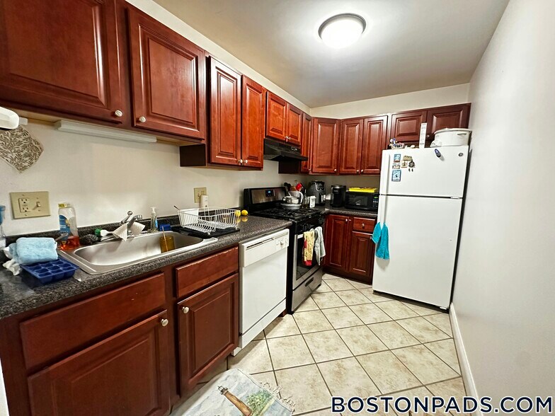 Building Photo - 140 Kenrick St