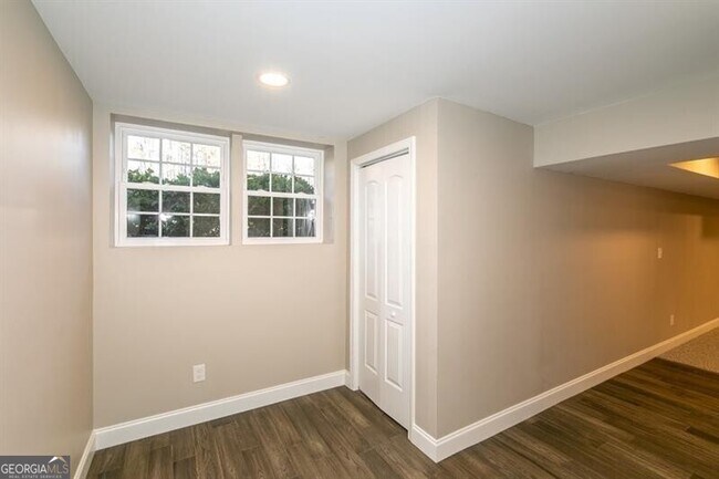 Building Photo - 2805 Pine Hill Dr