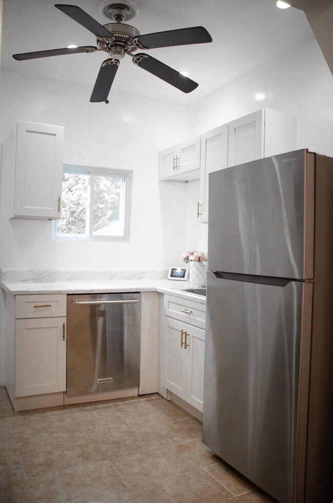 Building Photo - 708 Melville Ave