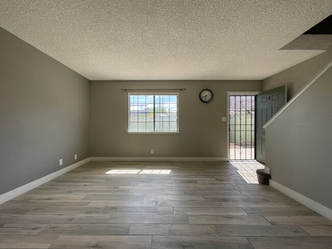 Building Photo - 2 BED 2 BATH TOWNHOUSE NEAR LAKE MEAD AND ...