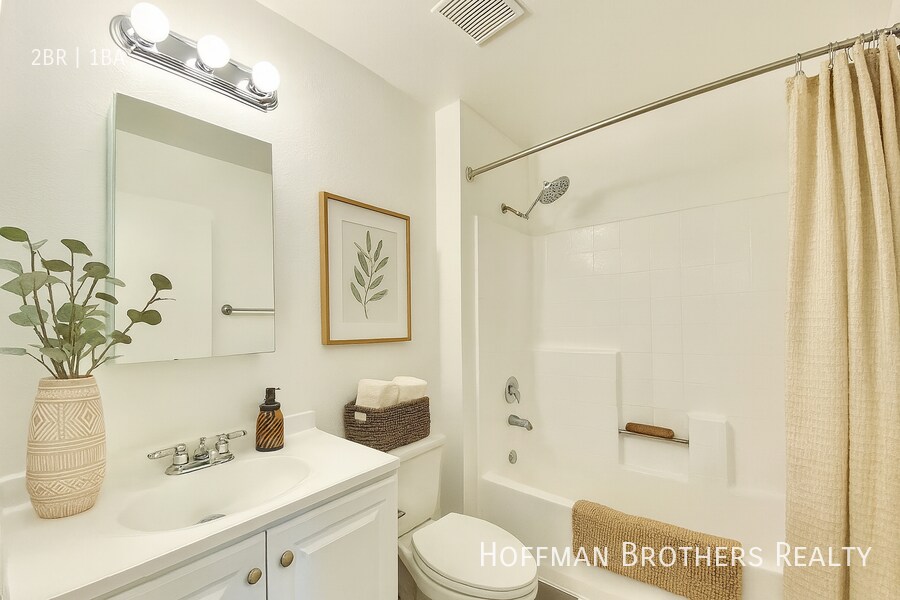 Building Photo - 5011 Monte Vista St