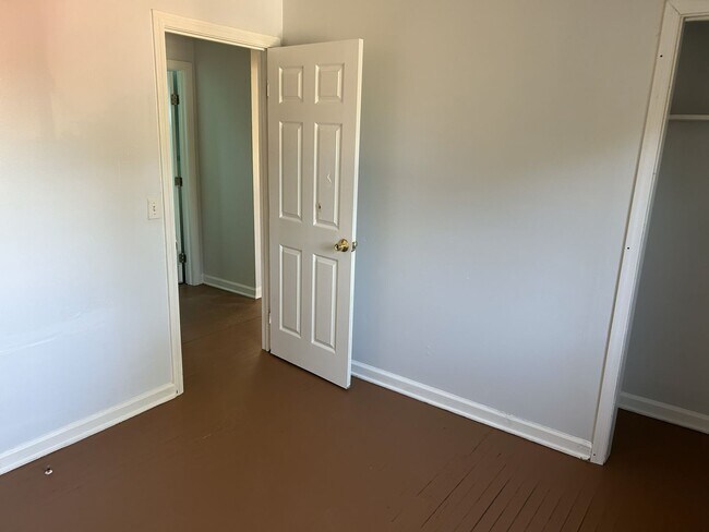 Building Photo - 3 Bed, 1 Bath Home