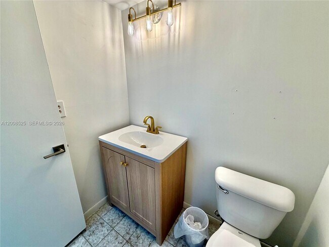 Building Photo - 1410 S Ocean Dr