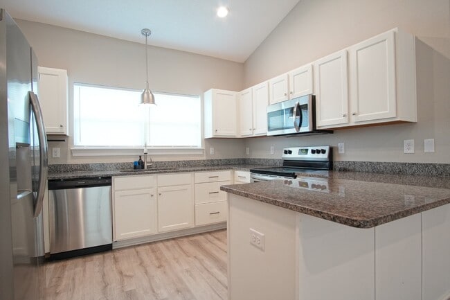 Building Photo - Beautiful Pet-Friendly 3BR/2BA Brick Townh...
