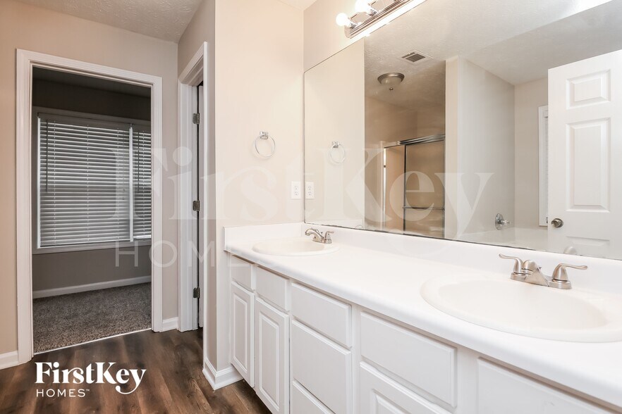 Building Photo - 727 Melrose Trce NE