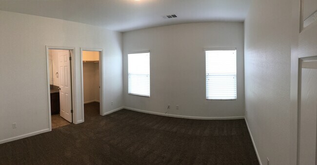 Building Photo - *Move in Special*