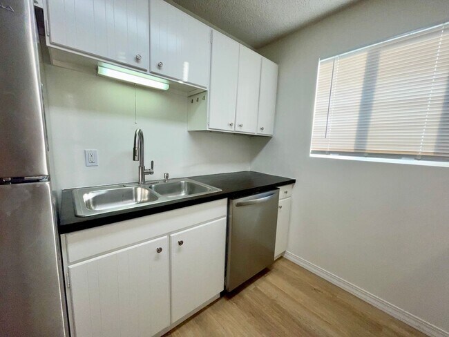 Building Photo - RENOVATED 2BD/1BA MILLWOOD APARTMENT | A/C | COVERED PARKING | PET FRIENDLY | AVAIL APRIL 15, 2026
