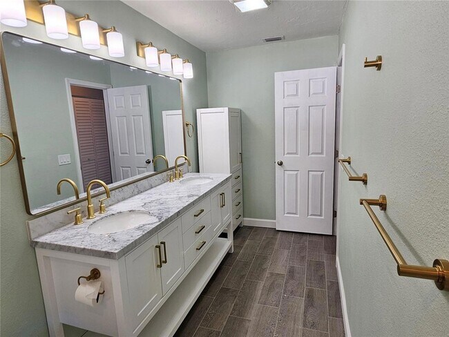 Building Photo - 272 Loyola Rd