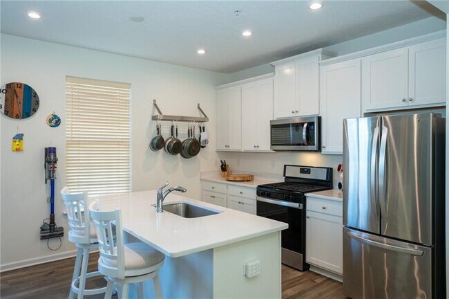 Building Photo - 108 Sweetwater Dr