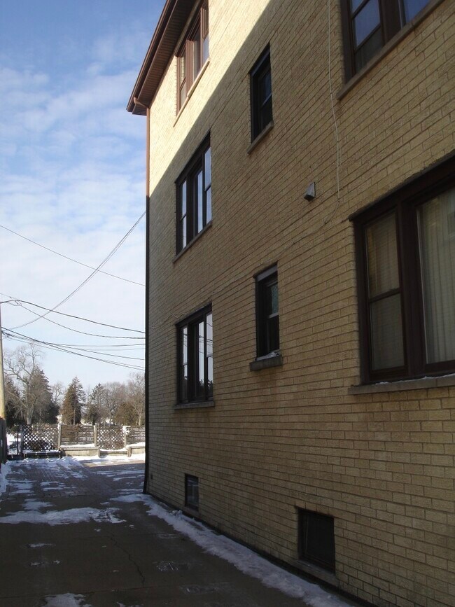 Building Photo - 7854 W Cahill Terrace