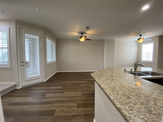 Building Photo - 2bd/2.5ba Townhouse with A/C in San Elijo ...