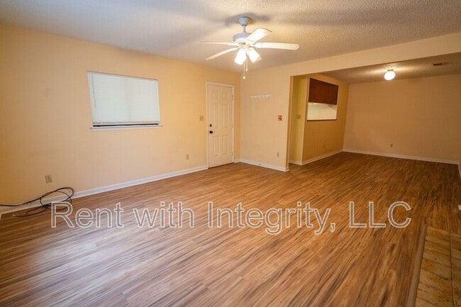 Building Photo - 1500 Twin Lakes Cir