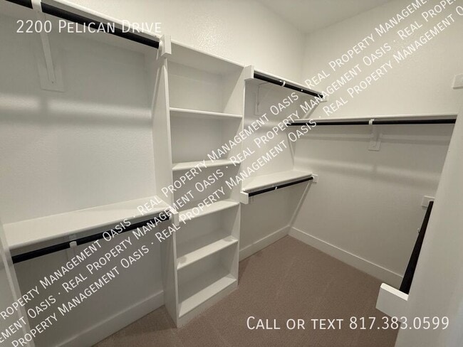 Building Photo - 2200 Pelican Dr