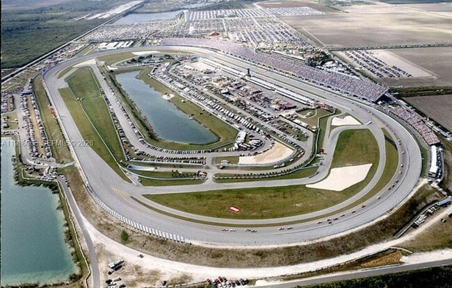 Building Photo - 302 NW 11th Ct